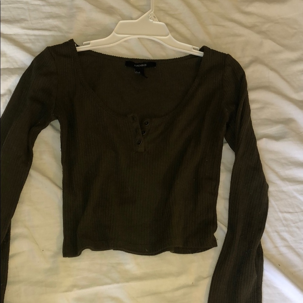 Army green long-sleeve crop top